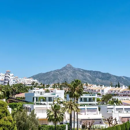 Newly Built Modern Penthouse In Puerto Banus 아파트